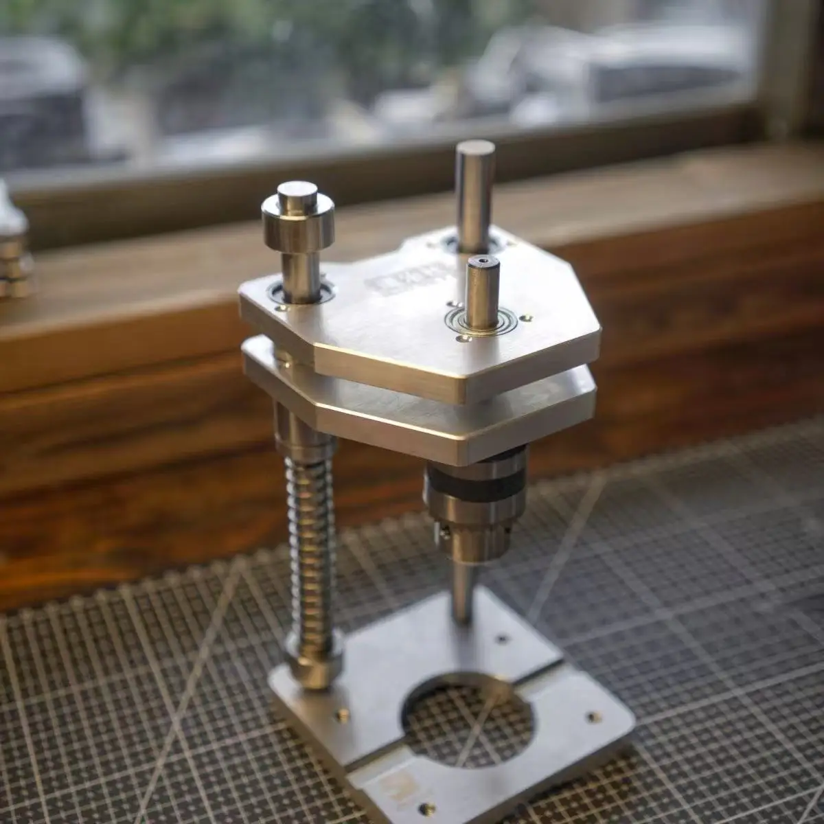 Precyzyjny, pionowy stojak do  – Drill Press recenzja i cena